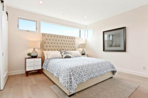 Massive 4 bedroom/Walk to the beach